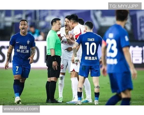 利拉德赛场爆发小插曲裁判及时介入化解冲突保障比赛顺利进行 利拉德赛场爆发小插曲裁判及时介入化解冲突保障比赛顺利进行